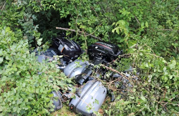V grmovju so našli skrivališče ukradenih izvenkrmnih motorjev. 