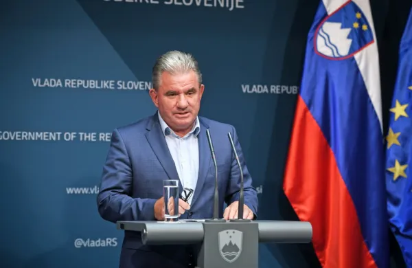 Minister za okolje in prostor Andrej Vizjak se je zaradi spomladanskega nakupa večje količine delnic Petrola znašel pod 
drobnogledom Agencije za trg vrednostnih papirjev (ATVP).