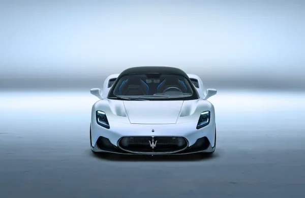 Do stotice Maseratijev cestni dirkalnik pospeši v 2,9 sekunde, 
končna hitrost pa doseže  323 km/h.