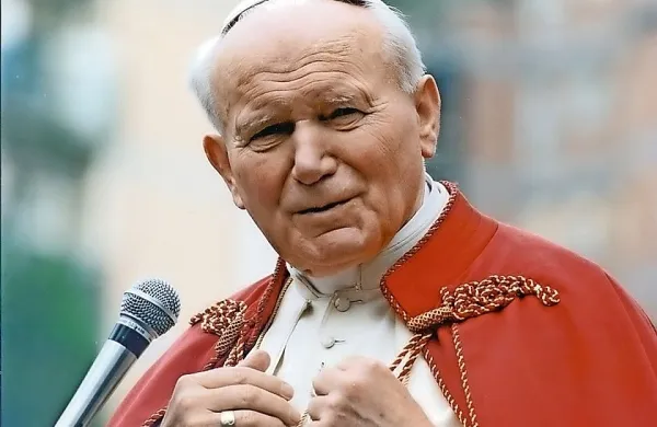 Iz cerkve v italijanskem mestu Spoleto so tatovi ukradli stekleničko z nekaj kapljicami krvi pokojnega papeža Janeza Pavla 
II., ki jo imajo tam kot relikvijo. 