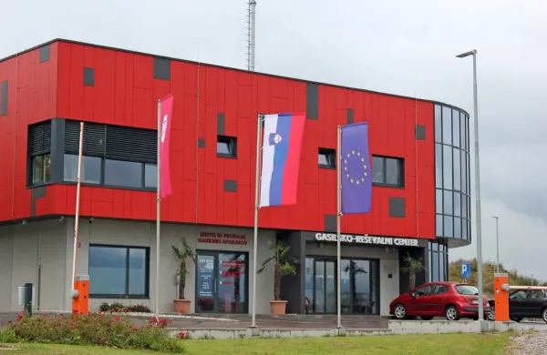 Amandma, ki bi Morsu naložil izplačilo preostanka denarja za nov gasilsko-reševalni center, včeraj  ni dobil dovolj glasov poslancev. 