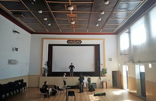 Platno, ozvočenje ... mobilni Kino Istra je že v Sv. Antonu.