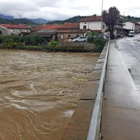 Kleti in dvori&scaron;ča domačinov v Vipavski dolini polni vode in blata
