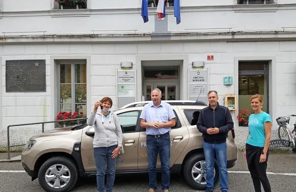 V Kobaridu so  predali vozilo, z brezplačnimi prevozi začnejo  1. oktobra. Uvajajo jih tudi v Bovcu. 