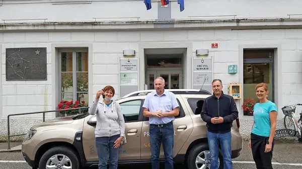 V Kobaridu so  predali vozilo, z brezplačnimi prevozi začnejo  1. oktobra. Uvajajo jih tudi v Bovcu. 