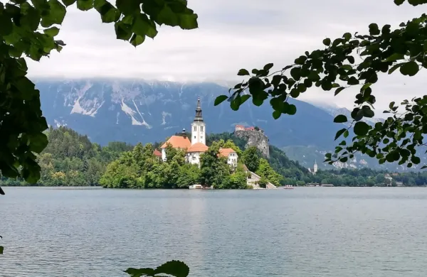 Vlada še ni sprejela odločitve o morebitnem podaljšanju koriščenja turističnih bonov v prihodnje leto.
