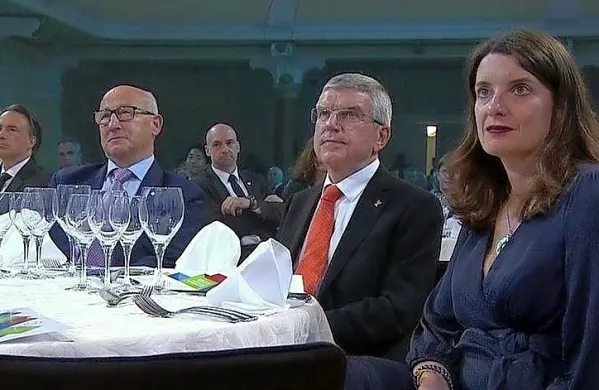 Ministrica Simona Kustec se je  udeležila  prireditve, ki jo je 
organiziral Olimpijski komite Slovenije   ob obisku predsednika 
Mednarodnega olimpijskega komiteja Thomasa Bacha v Sloveniji. 
Na prireditvi je bilo 140 ljudi in niso nosili maske.