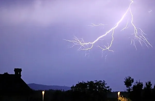 Prihajajo nevihte, ponekod se že razlivajo reke