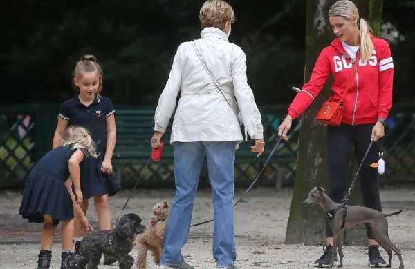 Zvezdnica na sprehodu s hčerama - da psov niti ne omenjamo
