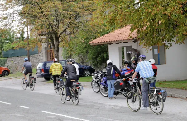 Ob  letošnjem izbruhu epidemije so ceste preplavili kolesarji vseh 
starosti.