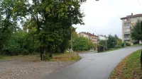 Na zemljišču med Vojkovo in Ulico B. Magajne, levo od blokov, 
bi zasebnik gradil še en blok z največ desetimi stanovanji. 