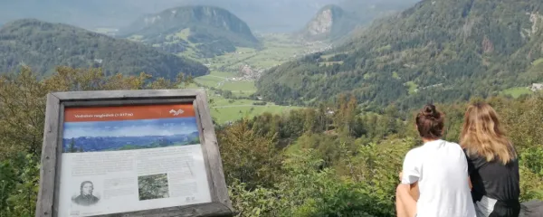 Vodnikov razglednik  je idealna točka za kratek postanek pred spustom do Bohinjskega jezera.