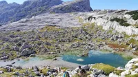 Dolina Triglavskih jezer je bila tudi letos nadvse priljubljena destinacija planincev. Na fotografiji Zeleno jezero (1988 m), ki se nahaja pod prevalom Hribarice v bližini Zasavske koče na Prehodavcih. 