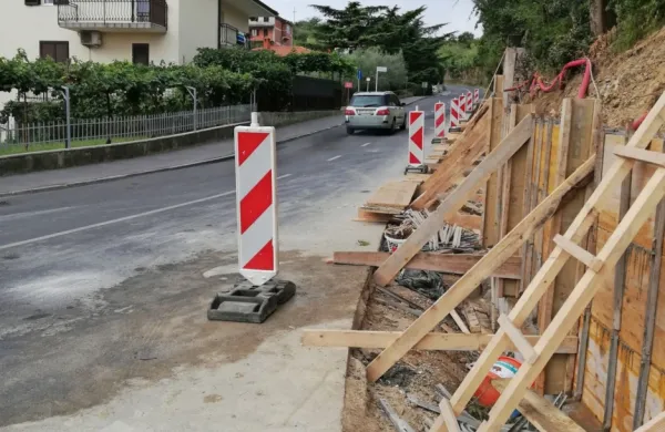 Urejajo pločnik in podporni zid