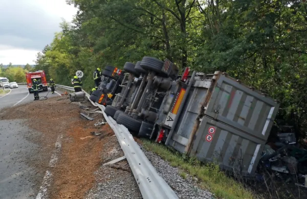 Tovornjak z železom zapeljal s ceste