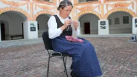 Igralka Metka Pavšič je doživeto upodobila prvo z imenom znano 
tihotapko živega srebra in čipk Marino Melhiorco v izvirnem okolju 
gradu, v katerem je bila zaprta. 
