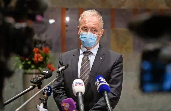 V tem trenutku je v Sloveniji priprtih približno 100 tihotapcev 
migrantov, je danes pojasnil minister za notranje zadeve Aleš Hojs, 
pri tem pa poudaril vedno boljše delo policije.