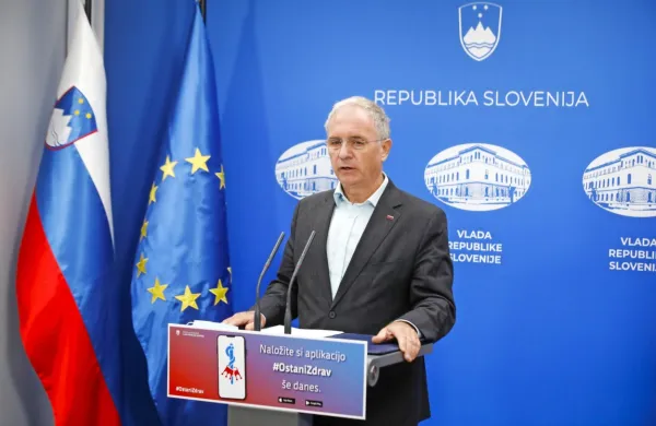 Na rdeči seznam bodo od jutri  uvrščeni nekateri deli držav članic 
EU, tudi Madžarske, Avstrije in Hrvaške, Italija   se bo uvrstila na 
oranžni seznam, Poljska in Srbija pa na zelenega, je na novinarski 
konferenci povedal notranji minister Aleš Hojs.