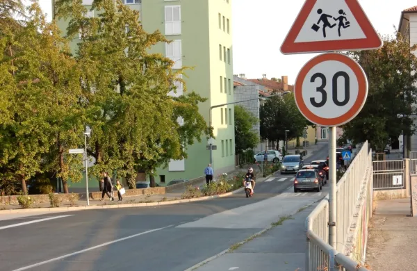 Ena od “prog” pešbusa vodi s Sablanice  čez most mimo skate 
parka in čez prehod pri stari šoli proti novi osnovni šoli.