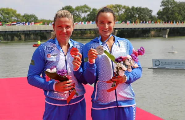 Špela Ponomarenko Janić (levo) in Anja Osterman v letošnji 
sezoni nista mogli obogatiti zbirke medalj v kajakaškem dvojcu. 