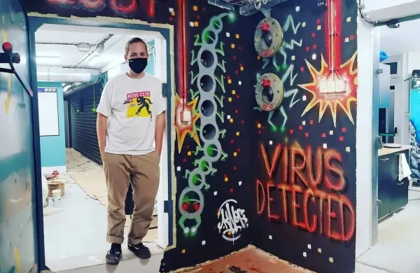Skupina mladih umetnikov in grafitarjev je poskrbela za  svežo 
podobo približno 200 kvadratnih metrov velikega novega centra 
za mlade.