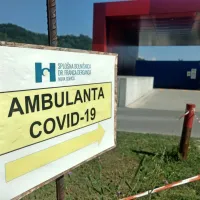 Zdravstveni minister Gantar  sporoča, da nikjer ne smejo obolelih, 
ki potrebujejo zdravljenje takoj,  pustiti čakati ure dolgo, ker 
čakajo na izvid testa za covid-19.  