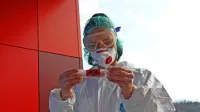 V ponedeljek potrdili 99 okužb, 12 na Primorskem