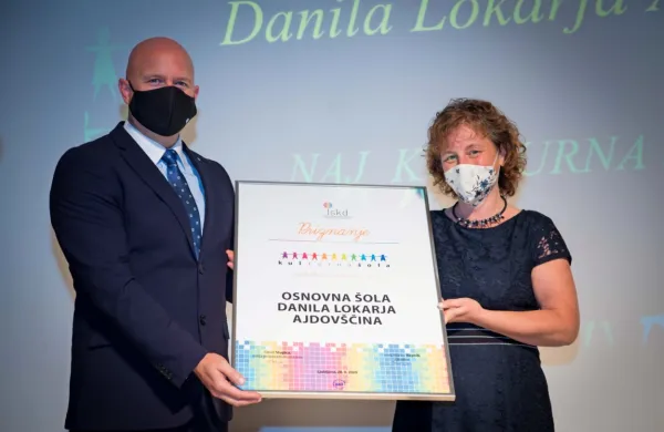 Marko Repnik in ravnateljica OŠ Danila Lokarja Ajdovščina Irena 
Kodele Krašna 