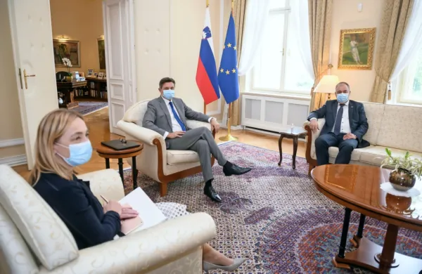 Predsednik Borut Pahor se je najprej sestal s predstavnikom 
poslanske skupine SDS Danijelom Krivcem, ki pa izbire SDS še ni 
razkril.