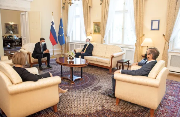Predsednik republike Borut Pahor je po posvetovanjih z vodji 
poslanskih skupin ugotovil, da se za viceguvernerko Banke 
Slovenije obeta potrebna podpora Arjani Brezigar Masten, za 
ustavnega sodnika pa Anžetu Erbežniku.