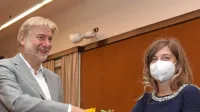 Dušanu Jelinčiču je nagrado včeraj v Peterlinovi dvorani izročila 
Nadia Roncelli, urednica založbe Mladika.