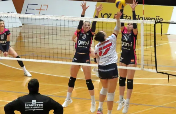 Edina Primorka  med igralkami je članica Gen-I Volleyja Selena 
Leban (v bloku z žogo).