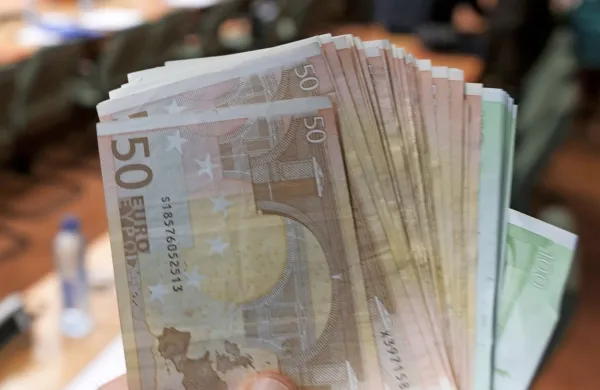 Državni proračun v osmih mesecih z 2,3 milijarde evrov primanjkljaja