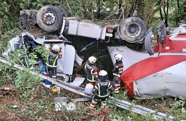 Voznik tovornega vozila se je umikal reševalnemu vozilu in končal 
na strehi pod cesto.