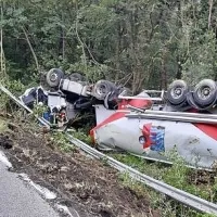 Voznik tovornega vozila se je umikal reševalnemu vozilu in končal 
na strehi pod cesto.