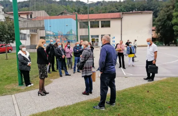 Kanalska županja Tina Gerbec je pred sejo sveta občine prevzela 
peticijo društva Eko Anhovo za čisto pitno vodo.