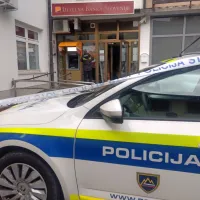 Mo&scaron;ki in ženska oropala banko v Dutovljah