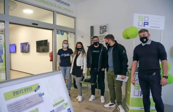 Množičnega pozdrava brucov na Titovem trgu letos zaradi preprečevanja širjenja okužb ni bilo.