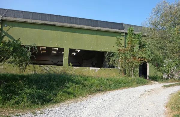 Nedaleč od mestnega središča se je na območju nekdanjega Ideala 
sredi septembra zgodil umor, ki ga kriminalisti intenzivno preiskujejo.   