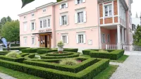 V vili Scaramangà, imenovani tudi vila Mirasasso, je bogata tržaška 
družina sto let preživljala poletja. Zdaj v stavbi domuje sežanska 
občinska uprava.  