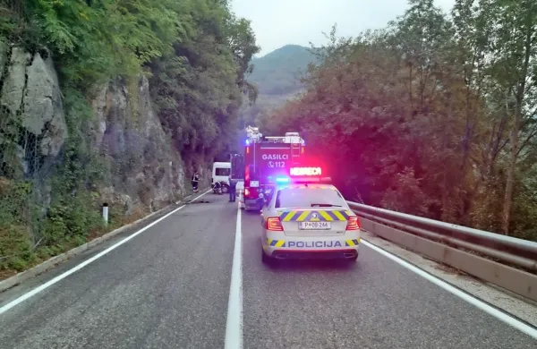 V    včerajšnji  nesreči kombija na cesti med Ročinjem in Doblarjem je 
bila  lažje  poškodovana  49-letna  sopotnica.