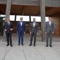 Predsednik uprave Luke Koper Dimitrij Zadel, veleposlaniki Poljske Krzysztof Olendzki, Češke Juraj Chmiel in Madžarske Andor 
Davi,  odpravnik poslov na slovaškem veleposlaništvu Lukáš Kajan 
ter član uprave Luke Koper Metod Podkrižnik.