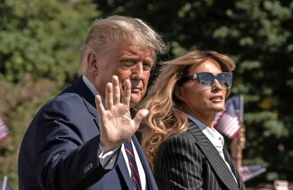 Ameriški predsednik Donald Trump je danes na twitterju potrdil, 
da sta s soprogo Melanio okužena z novim koronavirusom.