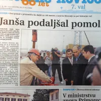 Predsednik vlade Janez Janša in prvi mož Luke Koper Robert 
Časar sta simbolično zabila prvi nosilni pilot za 146-metrski 
podaljšek kontejnerskega pomola. 