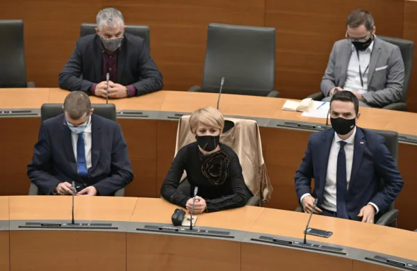 Primer tako načrtnega in pritlehnega rušenja posameznega politika v zgodovini samostojne Slovenije težko najdemo, je na seji 
DZ, na kateri poslanci razpravljajo o predlogu za njeno razrešitev, 
dejala kmetijska ministrica Aleksandra Pivec.