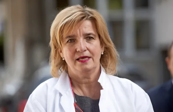 Vodja svetovalne skupine za covid-19 Bojana Beović je v izjavi 
medijem napovedala, da bi glede na gibanje števila obolelih za 
covidom-19 lahko že do konca tedna potrebovali dodatnih 100 
postelj v bolnišnicah.
