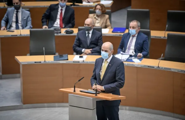 Svoj predlog zakona o demografskem skladu so pripravili tudi v 
opozicijskih SD in SAB in premier Janez Janša se je danes o obeh 
pogovarjal s predsednikom Zveze društev upokojencev Slovenije 
Janezom Sušnikom.