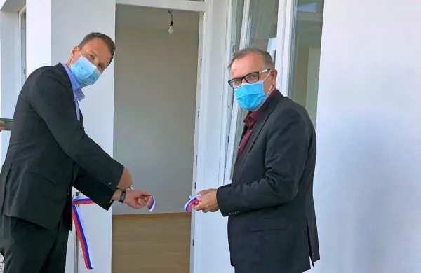 Danes sta izolski župan Danilo Markočič in direktor izolske 
komunale Denis Bele simbolno predala ključe petim novim 
najemnikom neprofitnih stanovanj. (Foto: arhiv Občina Izola)