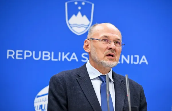 Jelko Kacin je na današnji novinarski konferenci še izpostavil, da 
tudi danes objavljeni podatki v primerjavi s podatki izpred tedna 
dni pomenijo 50-odstotni porast, saj so minulo nedeljo potrdili 50 
okužb, to nedeljo pa 75.