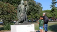 Kip Solidarnost ima za seboj zanimivo odisejado - izdelan leta 1953 je svoje mesto v Izoli pri 
pokopališču dobil šele leta 1992.